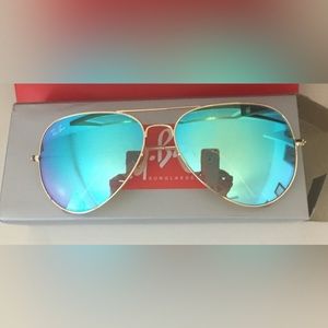 - Blue tint Ray-Ban Unisex Aviator